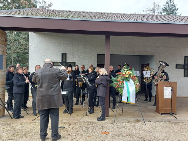 Die Stadtkapelle mit Vizedirigent Marco Braun setzte musikalisch den passenden Rahmen