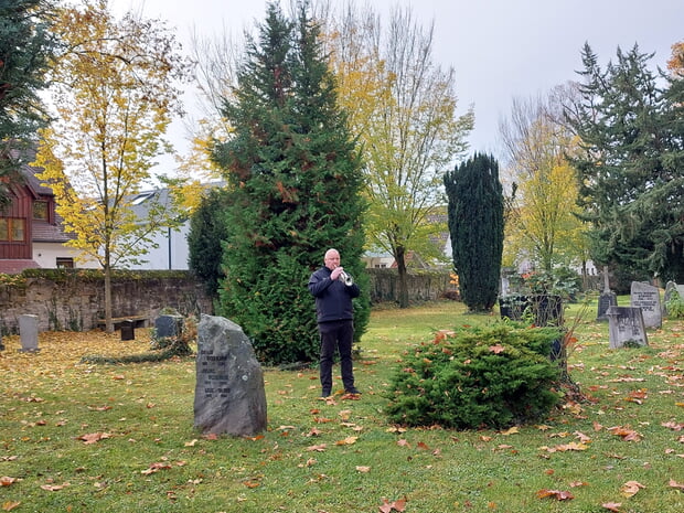 Hans-Jürgen Walter mit dem Trompetensolo "Ich hatt' einen Kameraden"