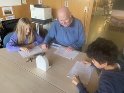 Robert Krüger ist seit einigen Jahren Lesepate in der Hölderlin-Grundschule. Vielen Dank!