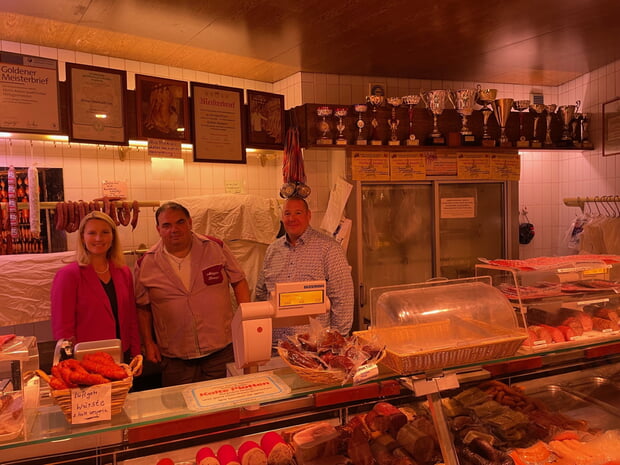 v.l.n.r. Bürgermeistern Sarina Pfründer mit Eberhard Ermer und Thomas Oliver Huber, Vors. Gewerbeverein
