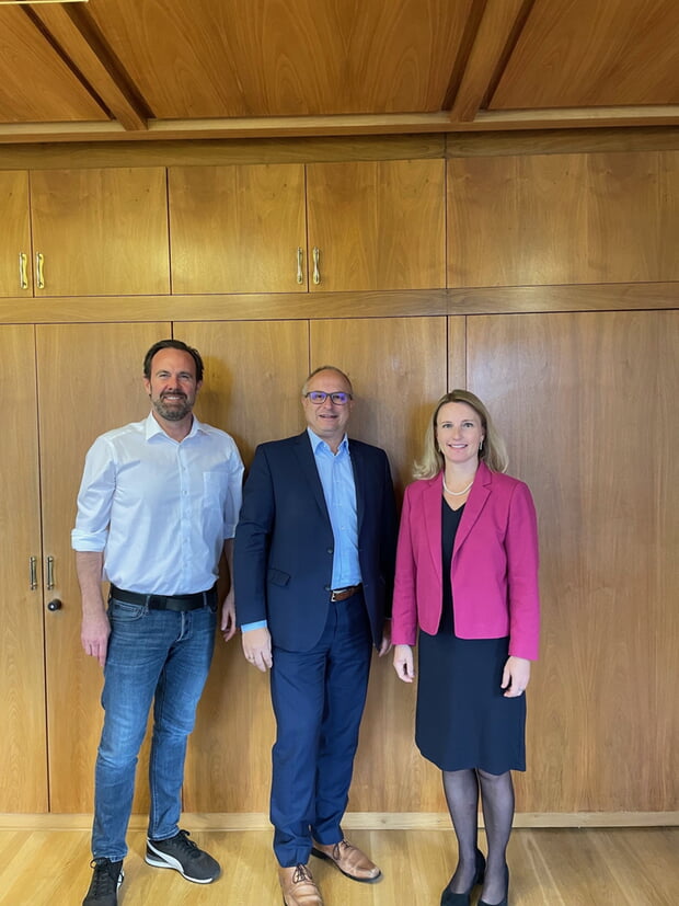 v.l.n.r. Stadtbaumeister Helge Spieth, Regionaldirektor Dr. Andreas Schumm und Bürgermeisterin Sarina Pfründer