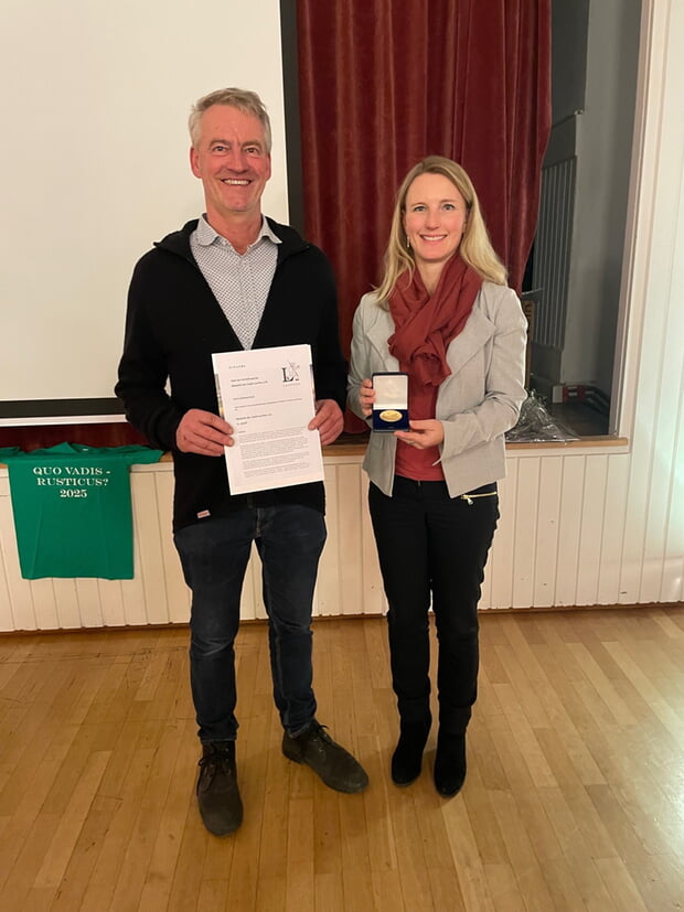 Bürgermeisterin Sarina Pfründer verleiht Gotthard Buck die Medialle der Stadt Lauffen a.N. in Gold nebst einer Urkunde