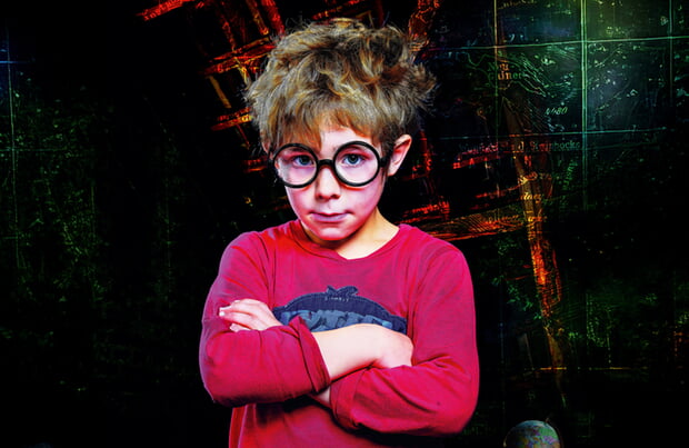 Das Klugscheisserchen (etwa 6jähriger Junge mit verschränkten Armen und schwarzer Nickelbrille)