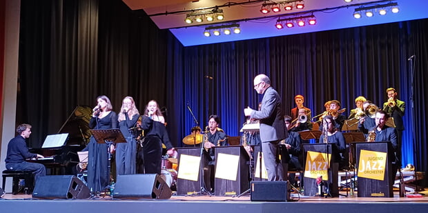 Das Landesjugendjazzorchester spielt am Samstag, 29.11.25, in der Lauffener Stadthalle unter der Leitung von Klaus Graf (vorne rechts).