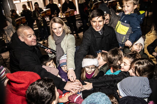 Gemeinsam mit den Kindern drücken Bürgermeisterin Sarina Pfründer, Gewebevereins-Vorsitzender Thomas Huber und Stadtwerke-Geschäftsführer Frieder Schuh der den Einschaltknopf