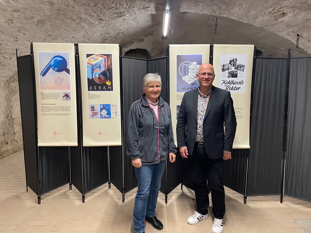 v.l.n.r. Birgit Müller (Großnichte der Malerin) und >Heimatvereinsvorsitzender Jürgen Reiner