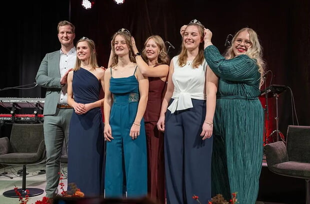 Krönung der neuen Württemberger Weinhoheiten durch ihre Vorgänger. (von links) Moritz Ocker, Manuela Breitmayer, Natalie Schäfter, Kim Weißflog, Anna Joos und Ines Pfeiffer. Foto: Christiana Kunz