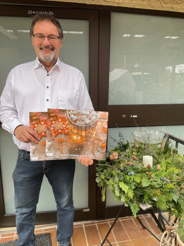 Wolfgang Platter freut sich über viele großzügige Spenden für den Aufwind-Adventskalender 2025