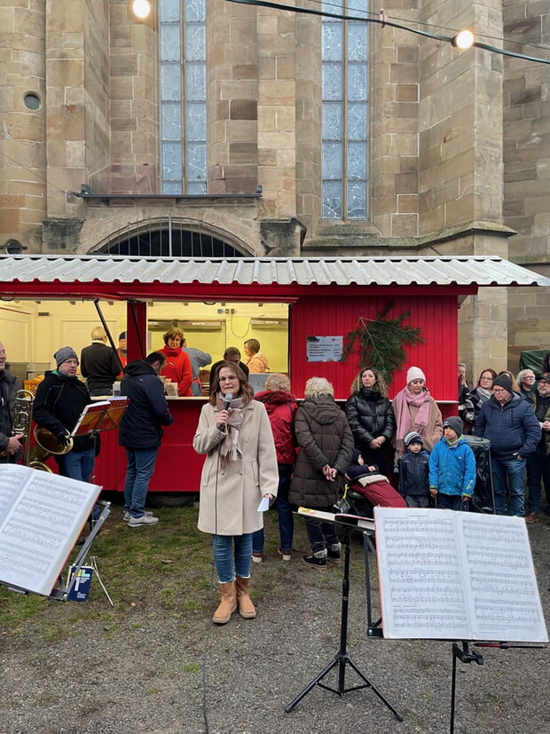 Pfarrerin Winckler-Mann eröffnete den Weihnachtsmarkt rund um die Regiswindiskirche