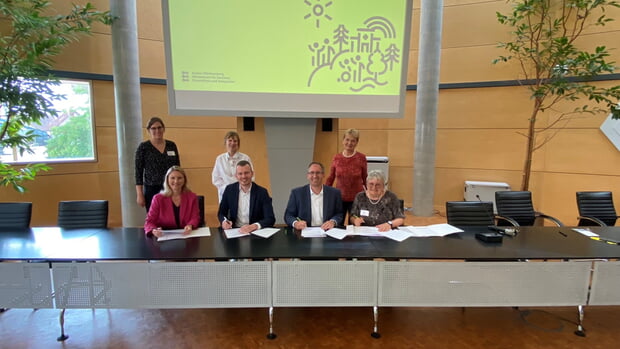 Bürgermeisterin Pfründer (li) bei der Zertifizierung zur "Gesunden Stadt" in Bad Rappenau