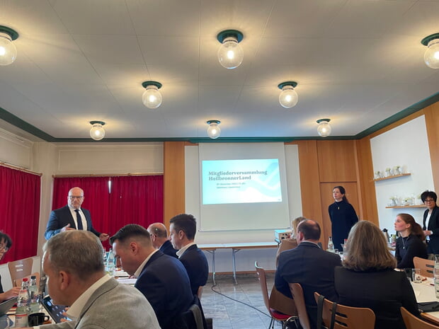 Landrat Norbert Heuser stellte Magdalena Schmidt (rechts) als neue Geschäftsführerin der Touristikgemeinschaft Heilbronner Land vor