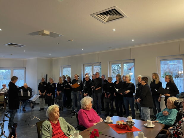 Posaunenchor, Gospelchor, Trommeln, Akkordeon-Orchester und Veeh-Harfen untermalten die Weihnachtsfeier im Haus Edelberg musikalisch