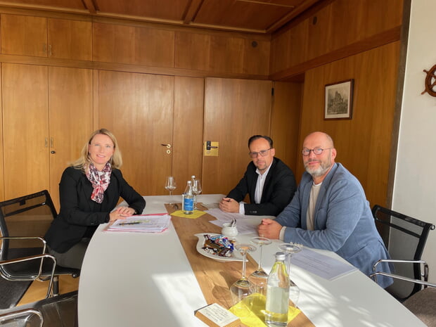 B&uuml;rgermeisterin Sarina Pfr&uuml;nder mit Dr. Gerd J. Hahn (hinten) und Andreas Koch (vorne)