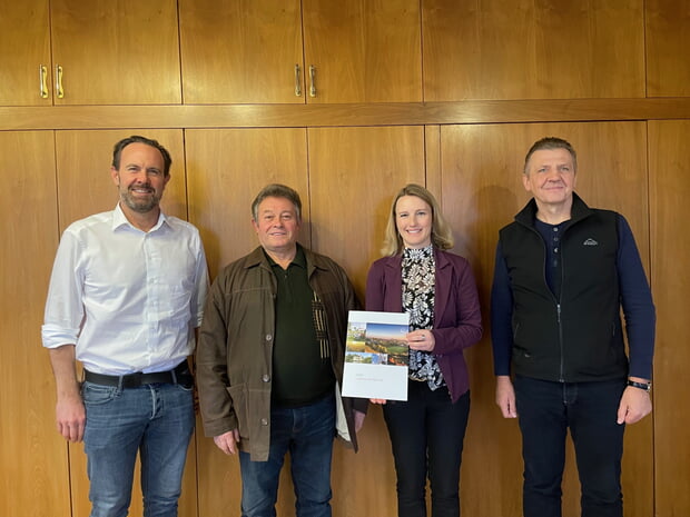 v.l.n.r. Stadtbaumeister Helge Spieth, Paul Miller, B&uuml;rgermeisterin Sarina Pfr&uuml;nder, Klaus Fischer, Stadtbauamt