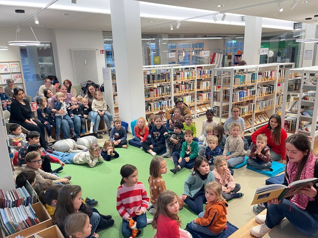 Gut besucht war die Vorlesestunde in der Stadtbücherei öffentlich katholisch