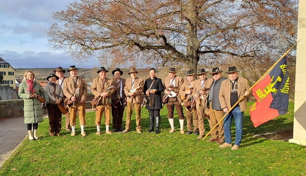 Die Böllergruppe begrüßte das neue Jahr mit großem Salut und drei Böllerrunden vom Rathaus aus im Beisein von Bürgermeisterin Sarina Pfründer