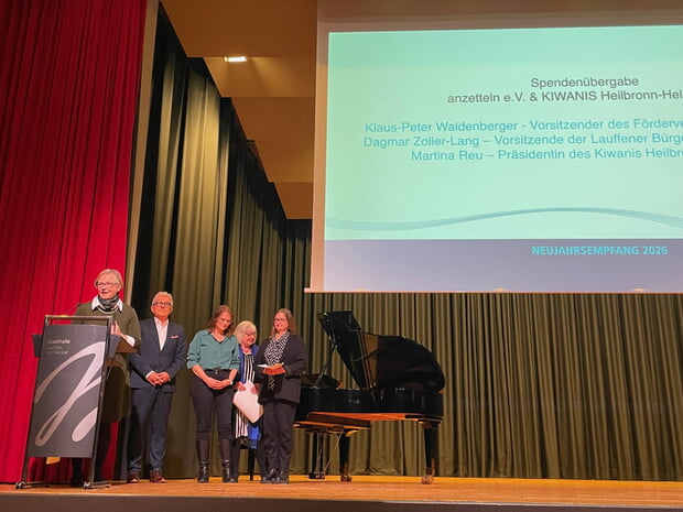 li. Dagmar Zoller-Lang, Vorsitzende B&uuml;rgerstiftung anzetteln e.V., 2.v.l. F&ouml;rdervereinsvorsitzender Klaus-Peter Waldenberger, re. Martina Reu, Pr&auml;sidentin Kiwanis Helibrunna e.V.