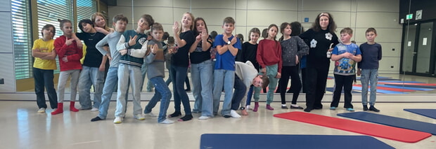 Die neue Theater-AG: Hand in Hand mit Kindern aus der Erich-K&auml;stner-Schule und H&ouml;lderlin-Grundschule