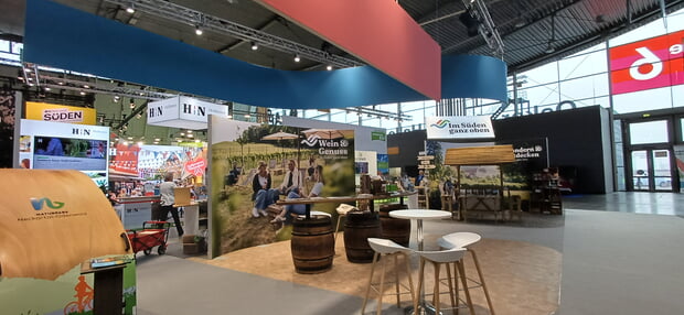 Der neue Gemeinschaftsstand des n&ouml;rdlichen Baden-W&uuml;rttembergs wirbt mit dem Slogan "Im S&uuml;den ganz oben": aus der Darstellung von Einzeldestinationen wurden 2026 neue Themeninseln 