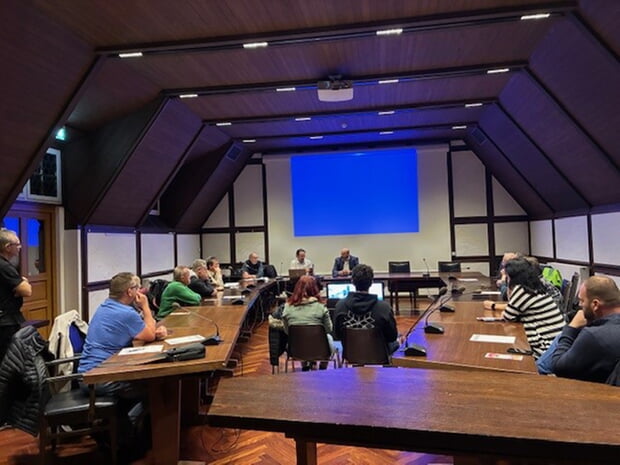 Einige Bewohner der Oskar-von-Miller Straße nutzten das Angebot der Bürger-Informationsveranstaltung zur neuen Rathausbrücke