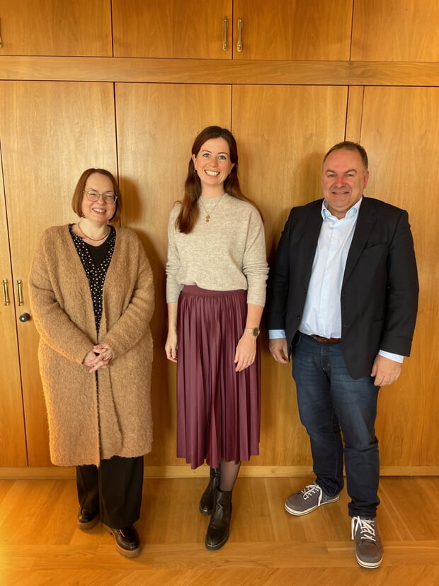 Geschäftsführerin Magdalena Schmidt (Mitte) mit dem Präsidenten des Württembergischen Weinbauverbands, Dietrich Rembold (re) und Amtsleiterin und Tourismusbeauftragte Bettina Keßler (li)