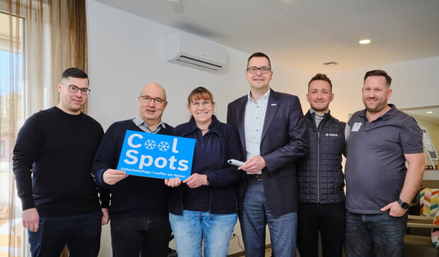 Pfarrer Gunter Bareis &uuml;bernahm von Tino Hirsch, Leiter Marketing und Vertrieb bei Bosch Home Comfort Deutschland, symbolisch die Fernsteuerung f&uuml;r das neue Klimager&auml;t. 