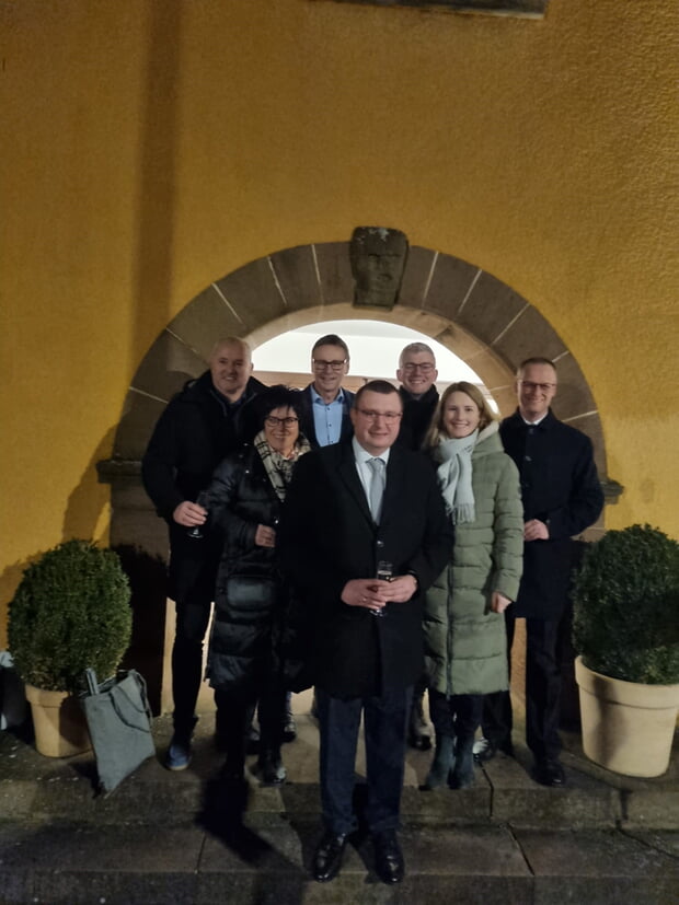 Timo Wenzel (mitte) wurde zum neuen B&uuml;rgermeister von Cleebronn gew&auml;hlt. 