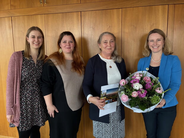 Bürgermeisterin Pfründer (re) überrreichte Valentina Miller (2.v.r.) im Beisein der Sachgebietsleitung- und Fachberatung der städtischen Kindertageseinrichtungen Jasmin Trefz Gravili (2.v.l.) und Celine Denk (li) einen Frühlingsstrauß sowie einen Gutschein.