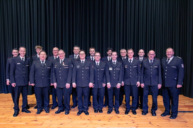 Gruppenbild mit den Bef&ouml;rderten und Geehrten