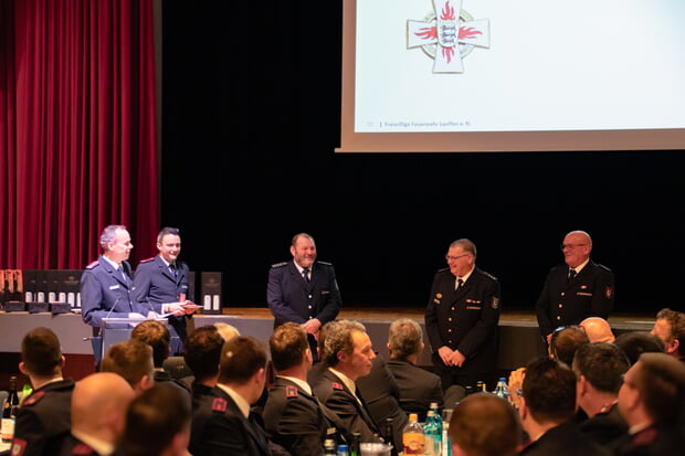 v.l.n.r. Kommandanten Peter Link und Timo Kraft, stv. Kreisbrandmeister Heiner Schiefer, die Geehrten Reiner Frisch und Bernd Modjesch 