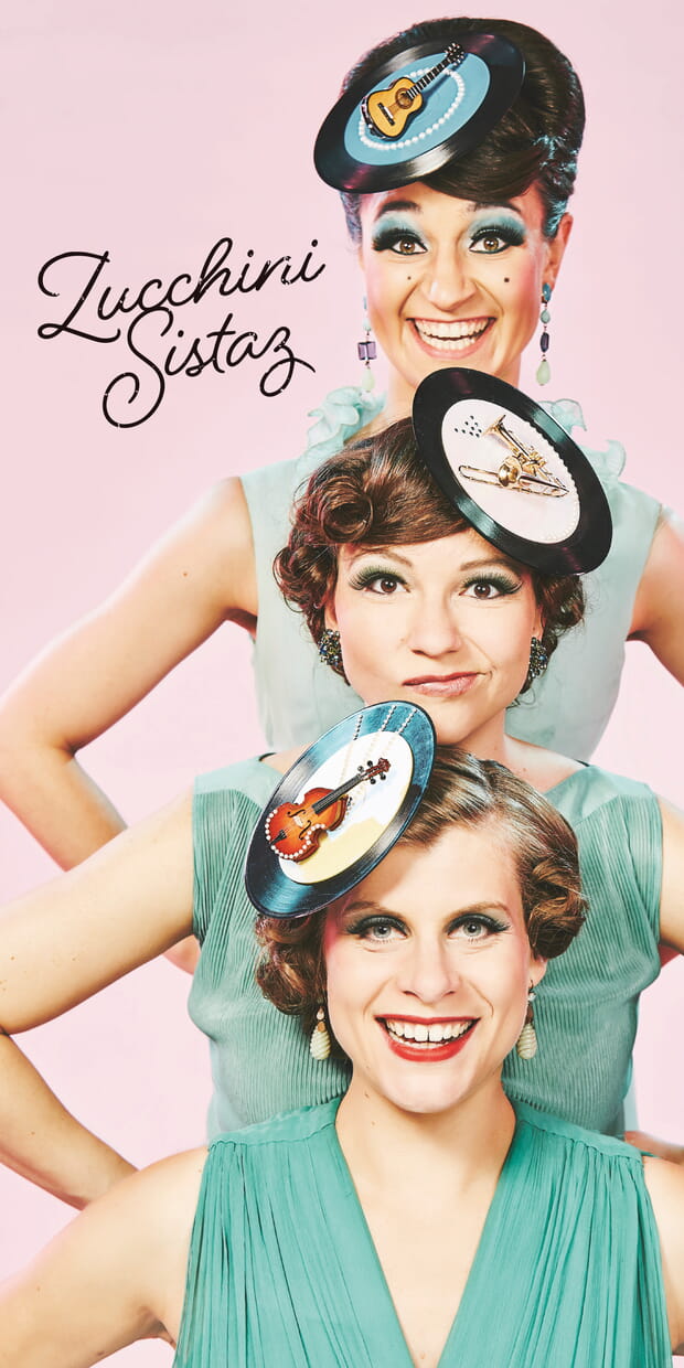 Die Zucchini Sistaz: 3 junge Damen mit Plattenh&uuml;tchen auf dem Kopf