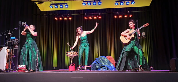 Jule Bandalat an der "Omma" (landl&auml;ufig als Kontraba&szlig; bekannt), Tina Werzinger an Gitarre und Ukulele und vor allem Sinje Schnittker an (fast) allem, in das man hineinblasen und mit dem man T&ouml;ne erzeugen kann, begeisterten mit ihrer musikalischen Virtuosit&auml;t und mit Charme das Publikum. 