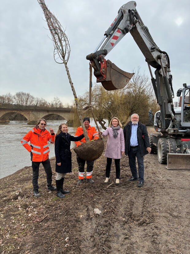 Übergabe der Bäume mit Bauhofleiter Mathias Hertner, Dr. Christin Löffler von der KlimaStiftung, Bauhofmitarbeiter Michael Hornberger, Bürgermeisterin Sarina Pfründer sowie Conrad Fink vom Arbeitskreis Neckar-Schwarzpappel
