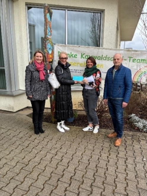 B&uuml;rgermeisterin Sarina Pfr&uuml;nder, Frau Semet vom Gasthaus Falken, Ines Bentz, Konrektorin der Kaywaldschule, und Walter Liedtke Vertreter des Dart-Clubs OA Lauffen e. V bei der Spenden&uuml;bergabe