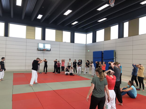 Trainer Ruud Groenendijk erklärt eine Blocktechnik gegen Schläge zum Kopf