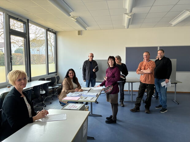 Anita Lang und Tugba Cakir im Wahllokal