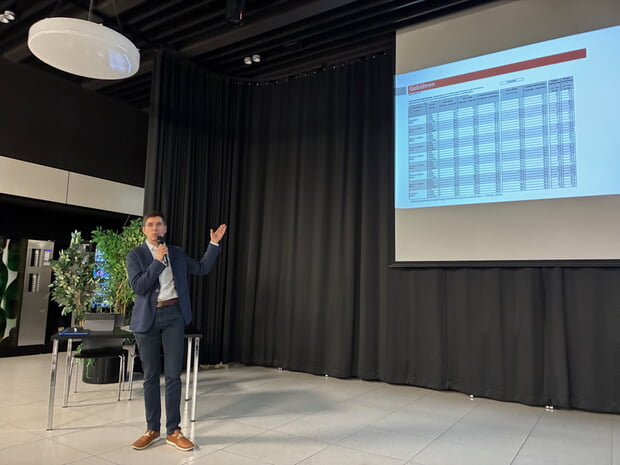 K&auml;mmerer Frieder Schuh beim Infoabend Ganztagsschule in der Mensa 