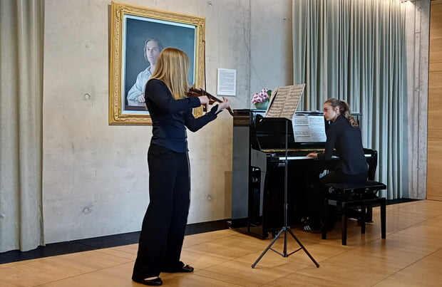 Nachwuchskonzert im Hölderlinhaus als Kooperation mit Konzerte im Heilbronner Land e.V.: Charlotte (Violine) und Berenike Piatschek (Klavier).