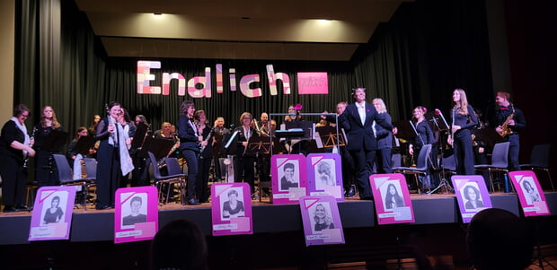 Eine sch&ouml;ne Idee: Die Komponistinnen waren beim mitrei&szlig;enden Konzert der Stadtkapelle auch bildlich pr&auml;sent.