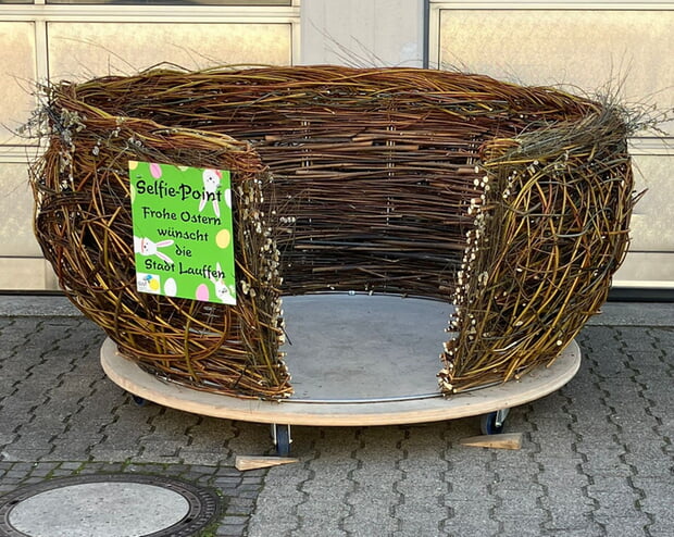 F&uuml;r Ostern hat unser Bauhof den Selfie-Point auf dem Postplatz aufgestellt, ein gro&szlig;es begehbares Osternest aus Weiden 