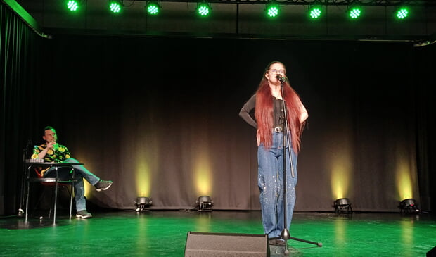Moderator Elias Raatz (li.) organisiert auch die Besetzung der "Dichterwettstreit"-Poetry Slams. Anna Lisa Azur (re.) konnte mit ihren Texten und ihrem Vortrag das Publikum überzeugen.