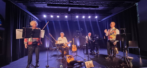 Zum 25j&auml;hrigen Jubil&auml;um boten die "Homentaschn" jiddische Lieder zwischen Humor und Tragik (v.l.n.r.): G&ouml;tz Engelhardt, Roland Wunderlich, Rainer Albrecht und Harald Schnabel im Klosterhof. 