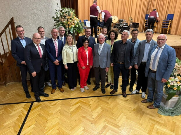 B&uuml;rgermeisterkollegen gratulieren dem neuen Sprengel-Mitglied Wenzel