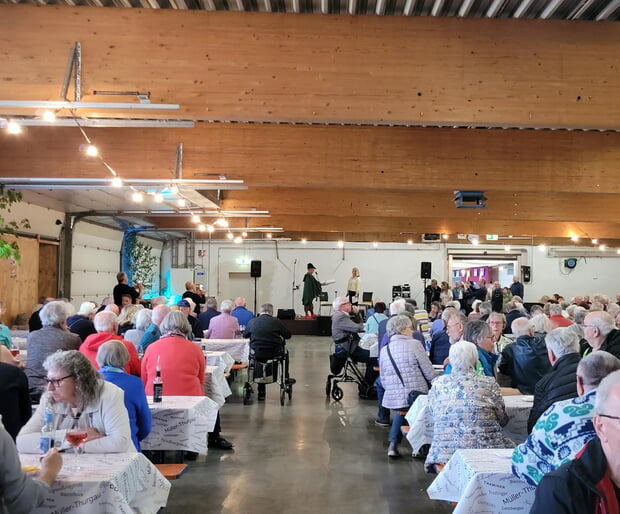 B&uuml;rgermeisterin Pfr&uuml;nder und der Lauffener Bote informieren das Publikum