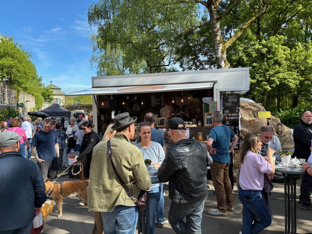 Toll besuchter Kunsthandwerkermarkt im Klosterhof bei bestem Fr&uuml;hlingswetter