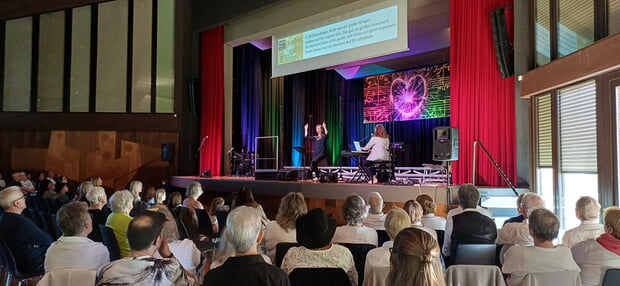 Lauffen Singt!: Beim Familien-Sing-Ding mit Tabea Raidt (B&uuml;hne Mitte) und Katharina Linn (am Piano) wird mit den Familien im Publikum der Stadthalle gesungen. Die Texte sind &uuml;ber Beamer zu sehen.