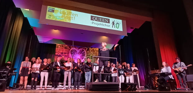 Der QUEEN-Projektchor rockte die B&uuml;hne der Lauffener Stadthalle unter der Leitung von Tabea Raidt mit den legend&auml;ren Songs der Band. 