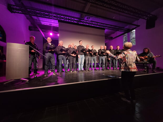 Der Urbanus setzte unter seiner Dirigentin Tabea Raidt an diesem Ehrenabend gekonnt gesangliche Akzente! 
