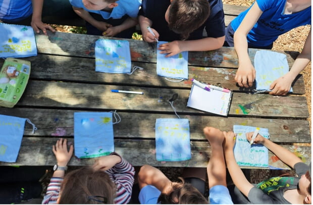 Die Kinder gestalten mit viel Kreativit&auml;t kleine Muttertagskissen.