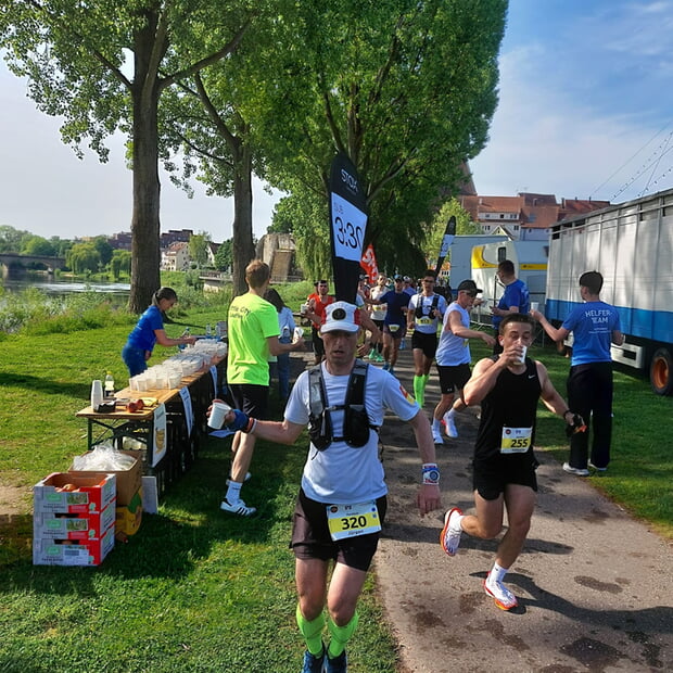 Durch den Kiesplatz lief die Laufstrecke der Marathon-TeilnehmerInnen